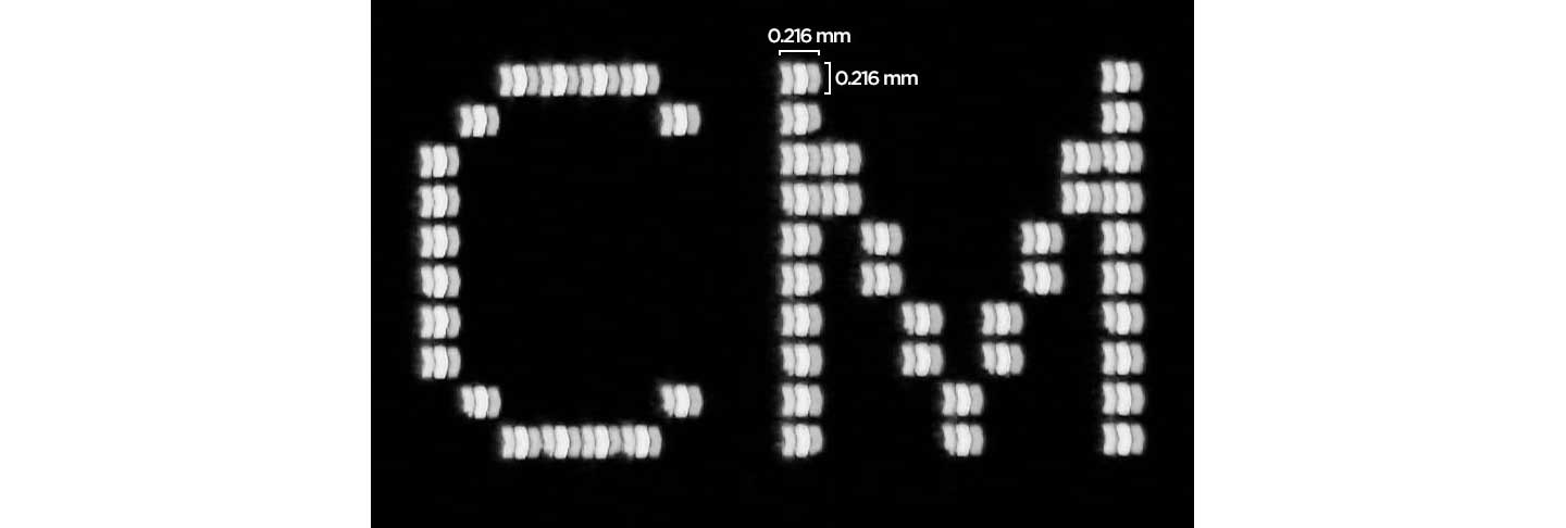The letters C and M displayed on the screen with dots the size of 0.216 x 0.216 millimeter to measure the resolution according to the Contrast Modulation method