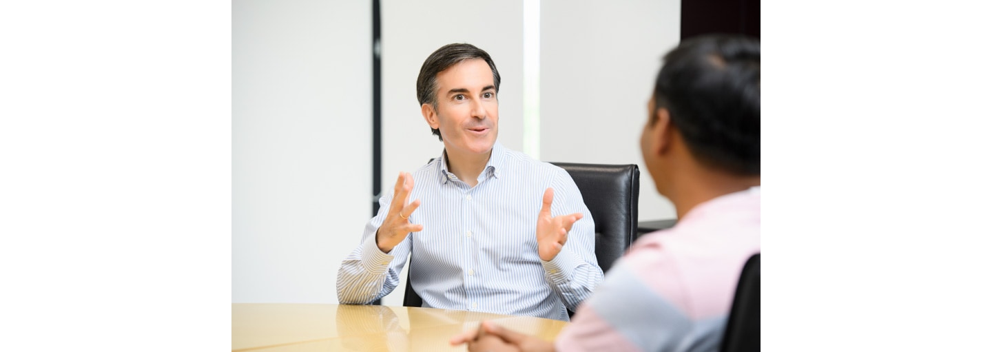 Carlos Olave, LG Global HR Leader, having a discussion with another LG employee.
