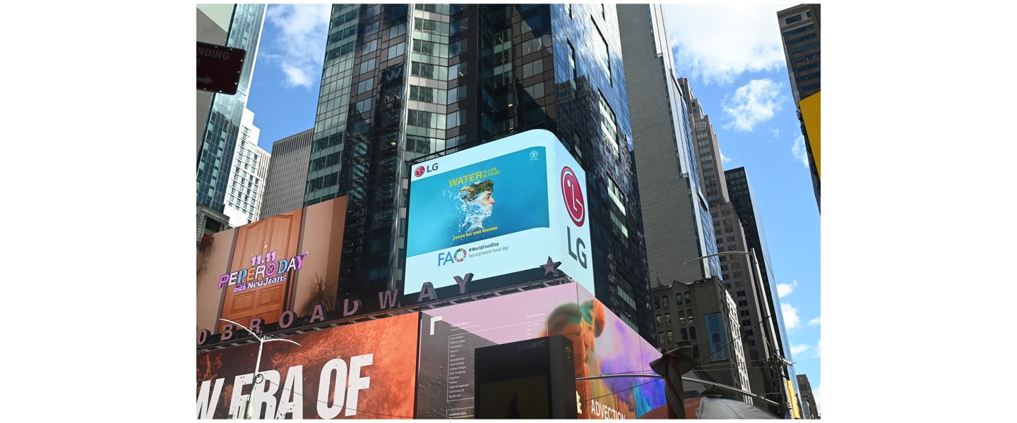 LG Hope Screens Light Up for World Food Day