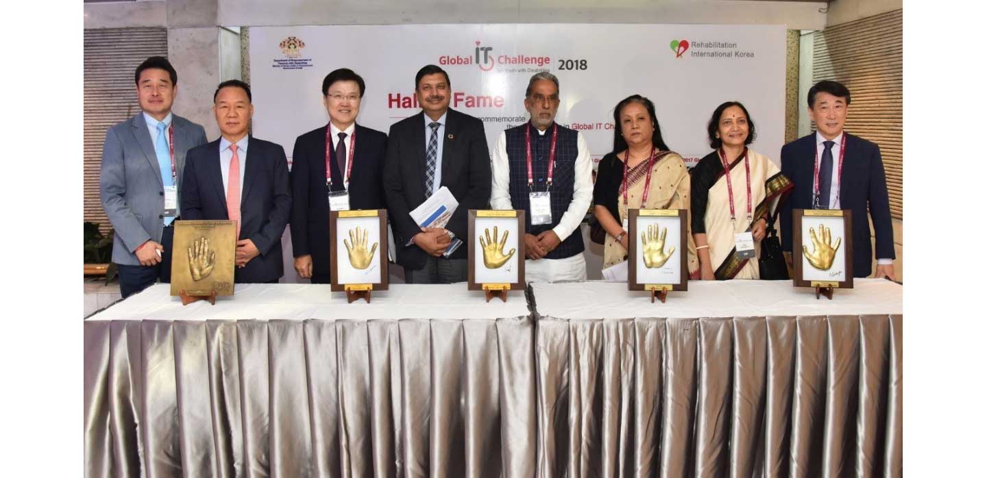 A group photo of representatives from LG Electronics, Korea’s Ministry of Health and Welfare, India’s Ministry of Social Justice and Empowerment, and Rehabilitation International Korea.