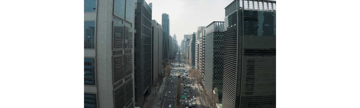 A high view looking straight down Gangnam district’s iconic Teheran-ro street