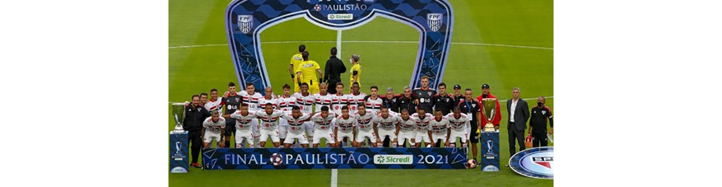  A group photo of São Paulo FC’s players and coaches after winning the 2021 Paulista Championship final