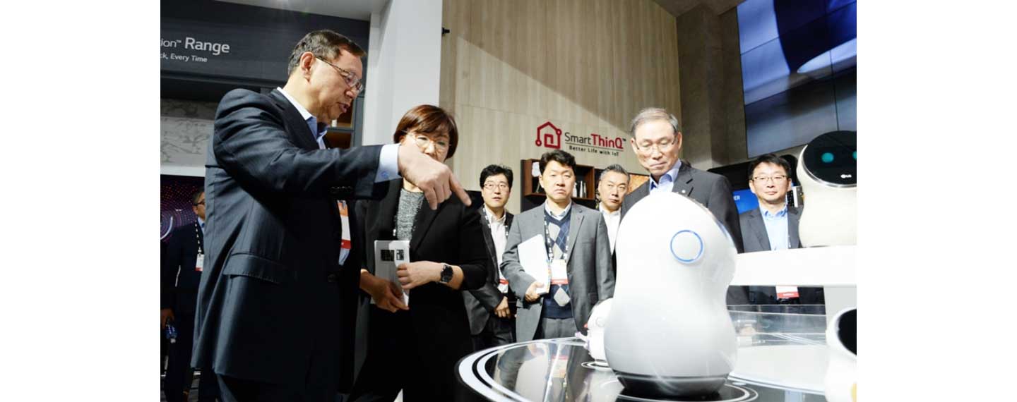 LG Electronics Vice President Jo Seong-jin and other officers discuss a sample of the CLOi robot at IFA 2018.