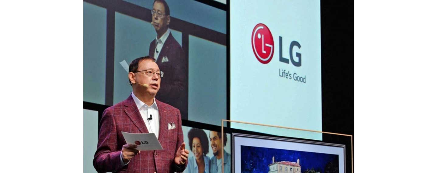 LG Electronics Vice President Jo Seong-jin introduces LG’s new robotics business at IFA 2018.