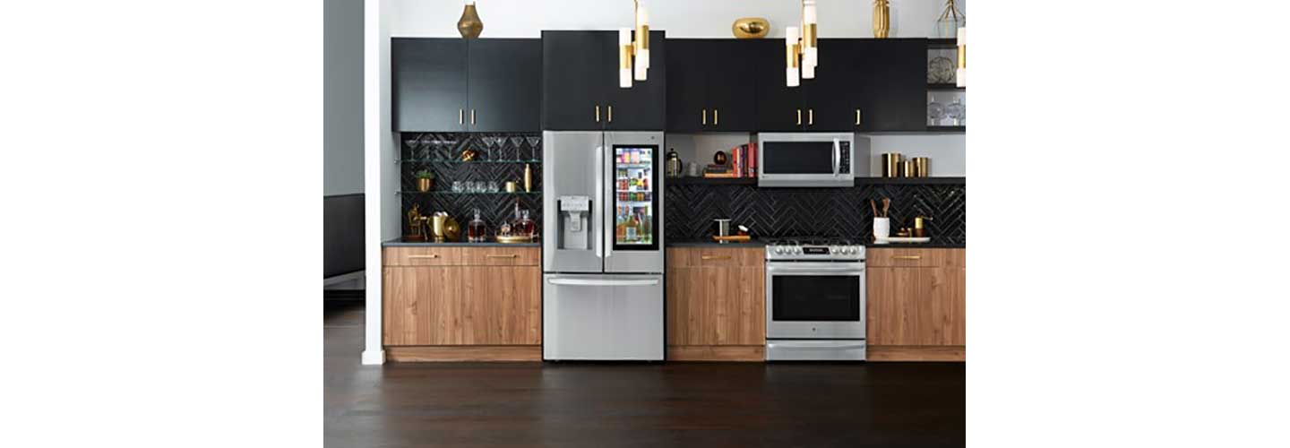 An array of LG appliances, including LG InstaView™ with Craft Ice™, fitted into a beautiful modern kitchen