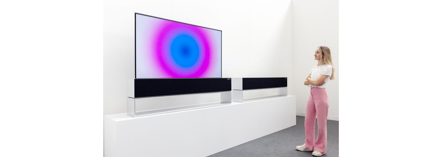 A woman appreciating LG SIGNATURE OLED R as it displays Anish Kapoor’s Media Art beautifully through OLED-powered vivid colors