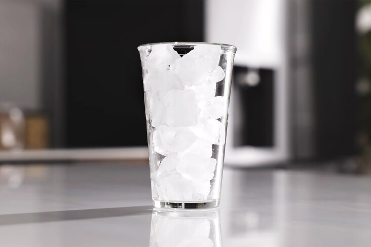 裝滿方塊冰的透明玻璃杯，冰塊取自 LG 雪櫃
