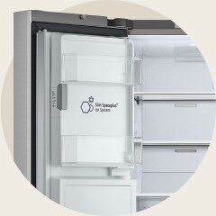 LG 2010 Slim SpacePlus™ Ice Maker 特寫，製冰器內置於雪櫃門內，儘量騰出更多內部儲存空間。