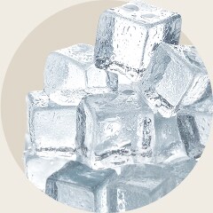 一堆小型透明方塊冰堆疊在一起。