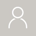 LG 智能電視右側為 webOS 主頁，左側為漂浮式個人檔案圖片，正從爸爸轉變為媽媽，重點顯示個人化使用者帳戶和度身訂造的內容推薦。