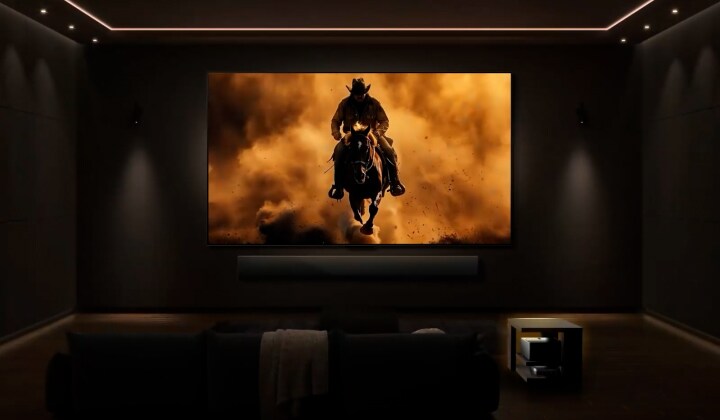 LG 無線電視與 LG Soundbar 置於頂級家庭影院中。螢幕上正在播放一部電影。