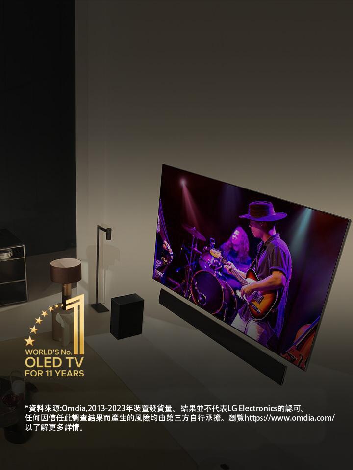 俯視圖：一對男女在現代公寓中透過大型 OLED 電視觀賞音樂會。 圖中亦有「World's number 1 OLED TV for 11 Years」標誌。