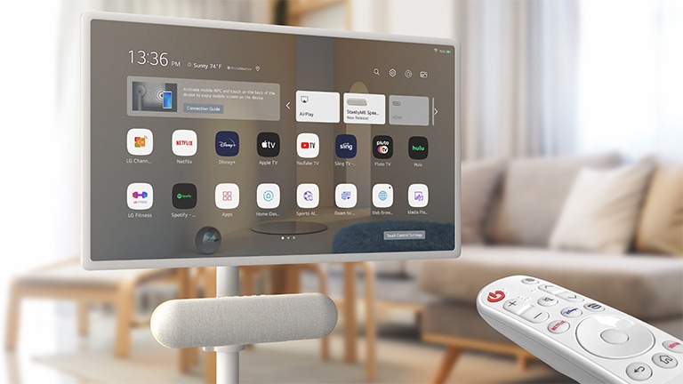 LG StanbyME 喇叭 XT7S 連接著客廳的 LG StanbyME。螢幕顯示主畫面。圖像的右下角顯示 LG 魔術遙控器。