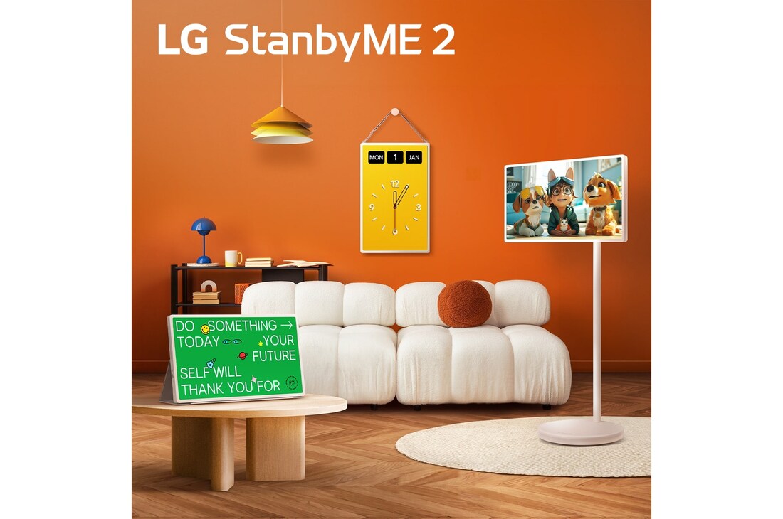在現代客廳中陳列的 LG StanbyME 2 螢幕。其中一個 StanbyME 2 設在座地架上,一個懸掛在牆上,還有一個以摺疊式保護套架設在桌上。