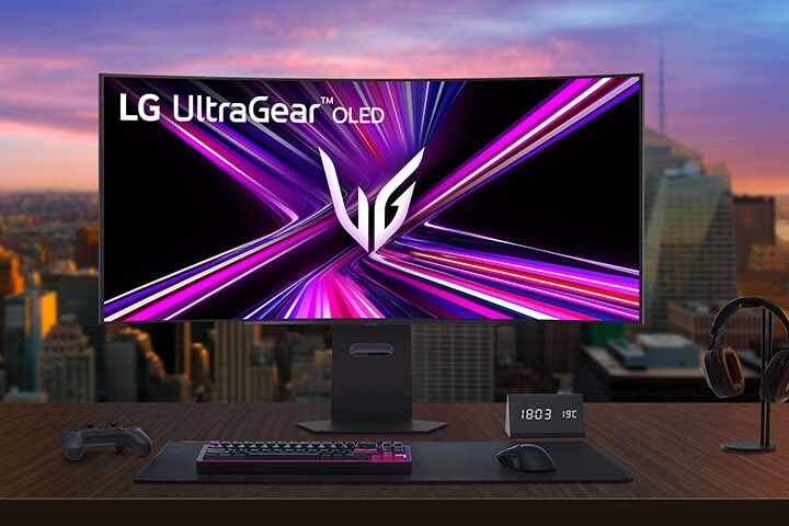 在現代風格的房間裡，LG UltraGear OLED 顯示器置於遊戲桌上。