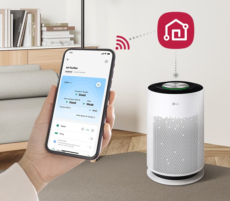 左面有隻手拿著顯示 LG ThinQ 應用程式的手機，右面是 LG ThinQ 標誌，下面有部 Puricare 空氣清新機，其連接至手機。