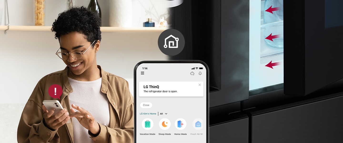 左方圖像顯示一位女士正看著智能手機。右方圖像顯示雪櫃門開著。兩幅圖像的前景是手機屏幕，顯示 LG ThinQ 應用程式通知和手機上方的 Wi-Fi 圖示。