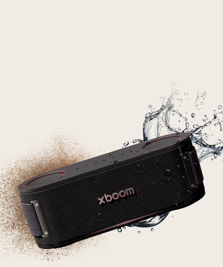 xboom Bounce 擺放成六邊形，背後左側有一堆泥土，而右側則有水花飛濺。