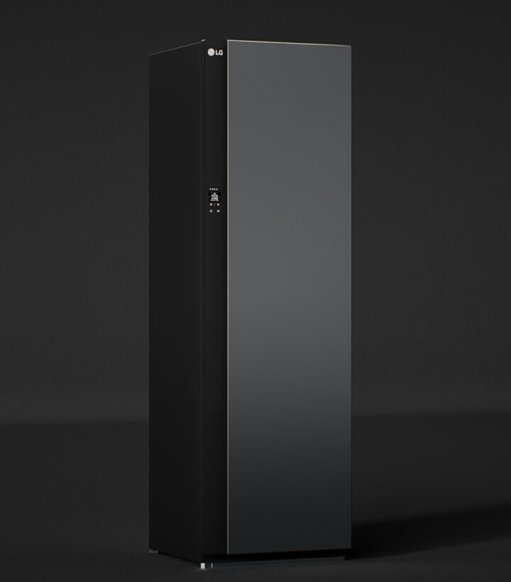 LG Dual TrueSteam™ 去除異味並以蒸氣燙平恤衫。