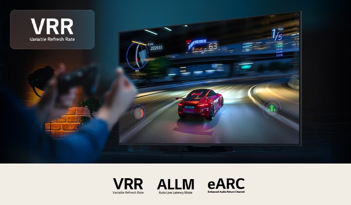 在顯示賽車遊戲的螢幕前有一雙握著遊戲控制器的手。VRR 的標誌位於左上角。可看到 Nvidia GeForce Now 標誌和其他相關認證。