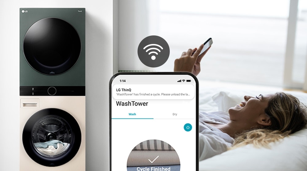完成洗衣程序後的 WashTower™ 和查看手機的女人。