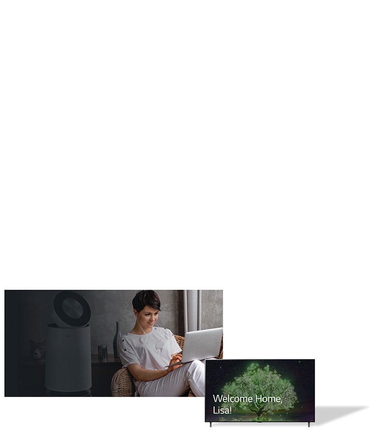 圖片顯示一名女子坐在家裡的椅子上,在筆電上打字。她身後有一台空氣清淨機。她旁邊有一台平面電視,螢幕上寫著「Lisa,歡迎回家!」