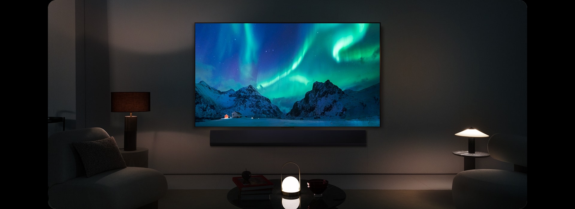 在晚上，LG OLED 電視和 LG Soundbar 放置在現代生活空間中。顯示北極光的屏幕圖像具有理想的亮度水平。