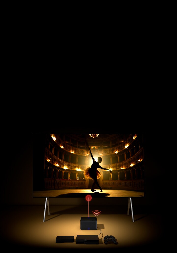 在黑暗的空間中,LG SIGNATURE OLED M4 被聚光燈高角度照亮,周圍連接著多個遊戲主機和裝置,電線看起來很混亂,然後逐漸消失。Zero Connect Box 慢慢顯現,後面是整齊排列的不同裝置和遊戲主機,紅色的 Wi-Fi 訊號出現,一道紅光射向電視,隨著視角向下擺動,展示出電視的完整視圖。