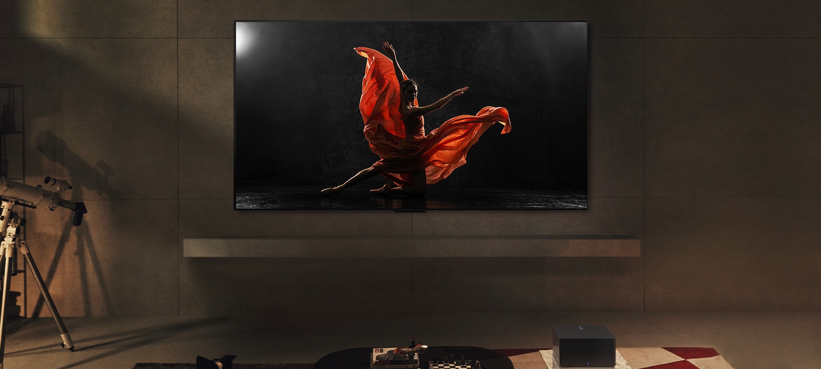 在晚上，LG SIGNATURE OLED M4 和 LG Soundbar 放置在現代生活空間中。黑暗舞台上舞者的螢幕影像，其以理想的亮度水平顯示。