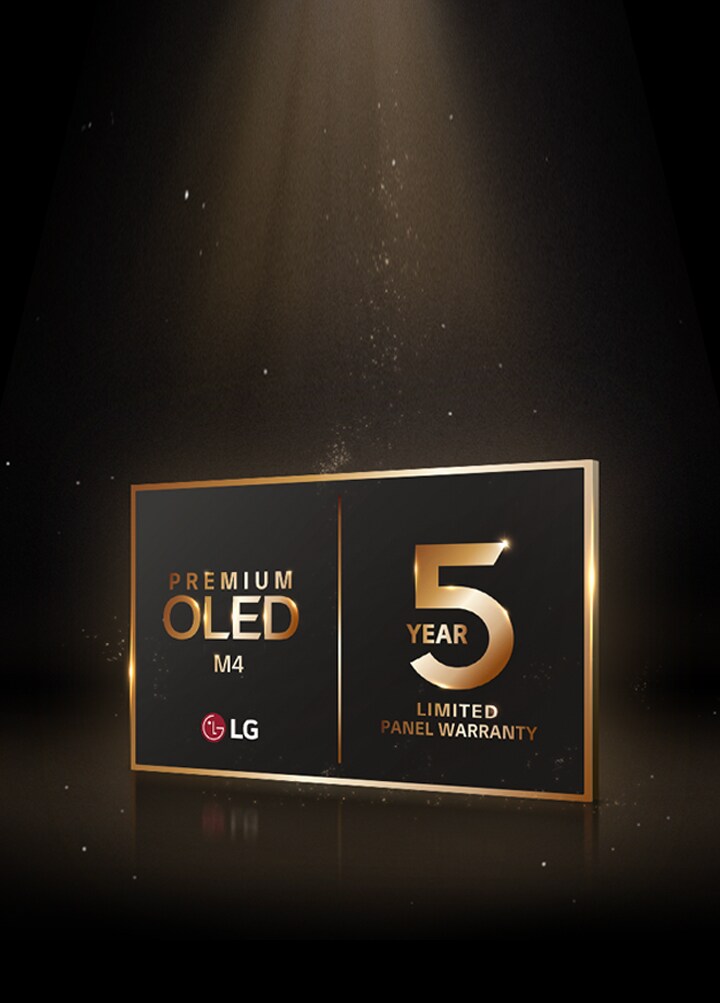 LG OLED Care+ 和 5 年面板保養金色標誌顯示在黑色背景上,由上方的金光照亮。