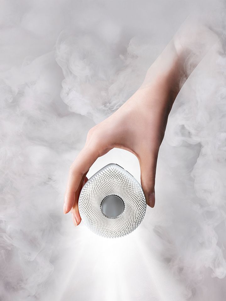 一位女士將 WashPop 靠近她的臉。	