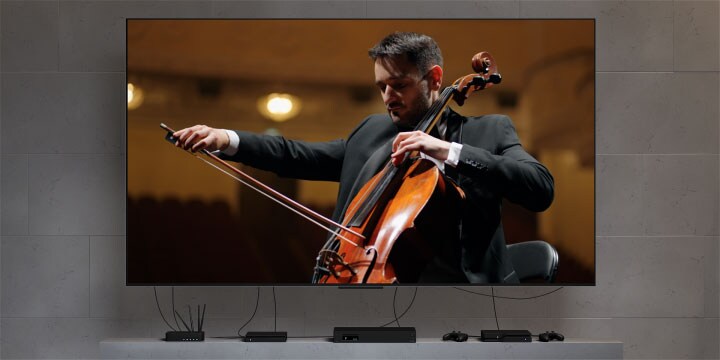 擺放著 LG OLED M5 電視的簡潔生活空間佈局。看不到任何電線。Zero Connect Box 巧妙隱藏,幾乎看不見。