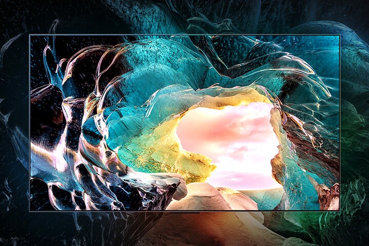 LG OLED M5 電視螢幕顯示從洞穴內部向外看到天空。細節令人驚豔,呈現視覺上無失真的 4K 畫質。