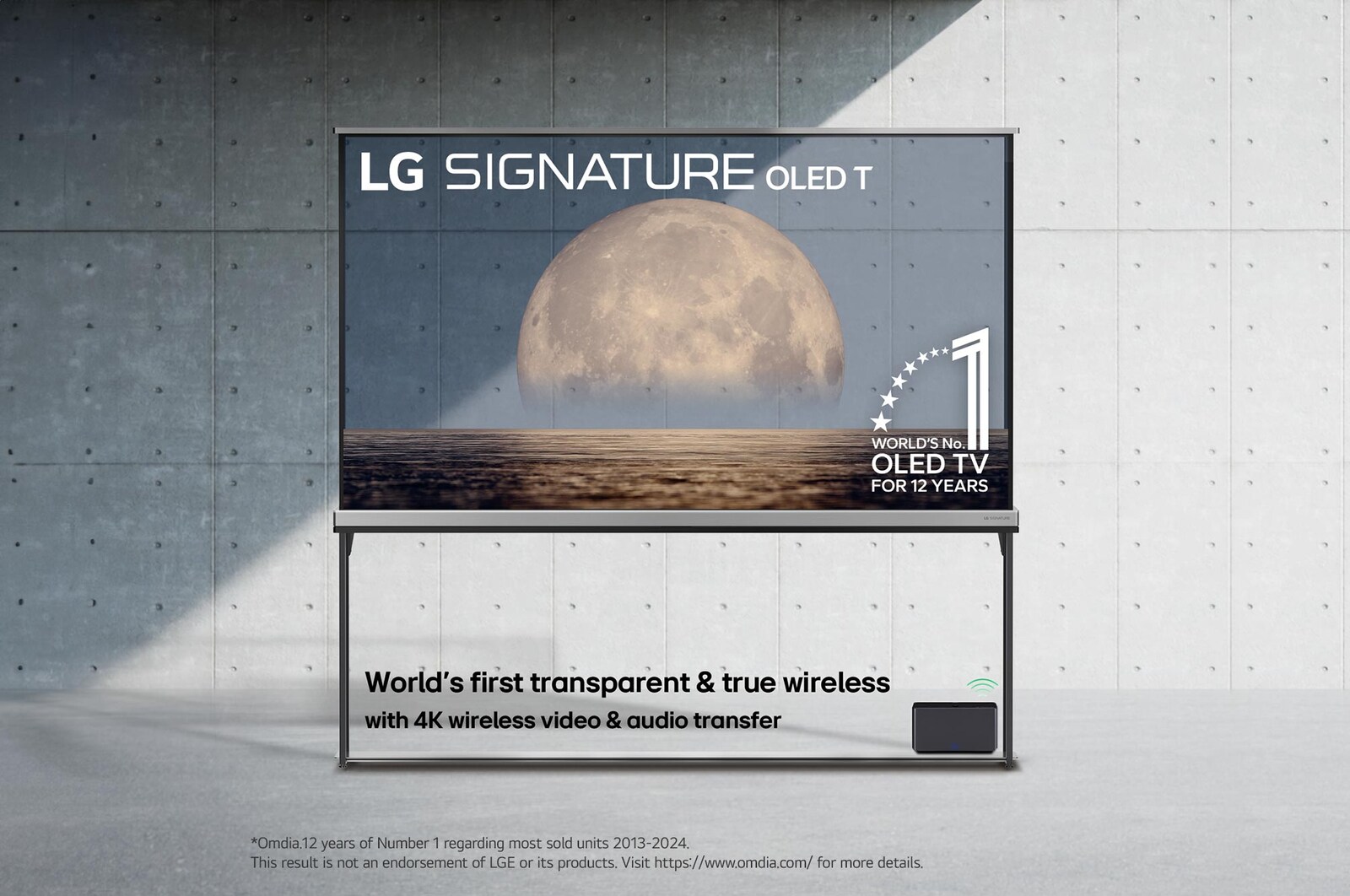 LG SIGNATURE OLED T 正視圖，12 年來世界第一的 OLED 標誌，LG SIGNATURE OLED T 標誌，兩者均嵌在背景上方，背景在透明螢幕上描繪出海岸上方的月亮。Zero Connect Box 具備 4K 120 Hz 無線影音傳輸功能，可連接至電視，並從盒子中發出 Wi-Fi 訊號。