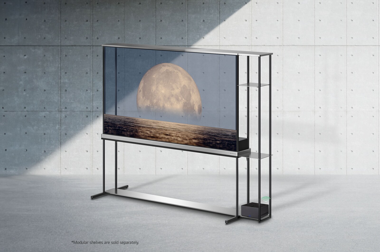 LG SIGNATURE OLED T 螢幕略向左傾的側視圖，在透明螢幕上描繪出海岸上方的月亮。具備 4K 120 Hz 無線影音傳輸功能的 Zero Connect Box 連接至放置在附加組合式層架上的電視，WiFi 訊號從盒子中發出。