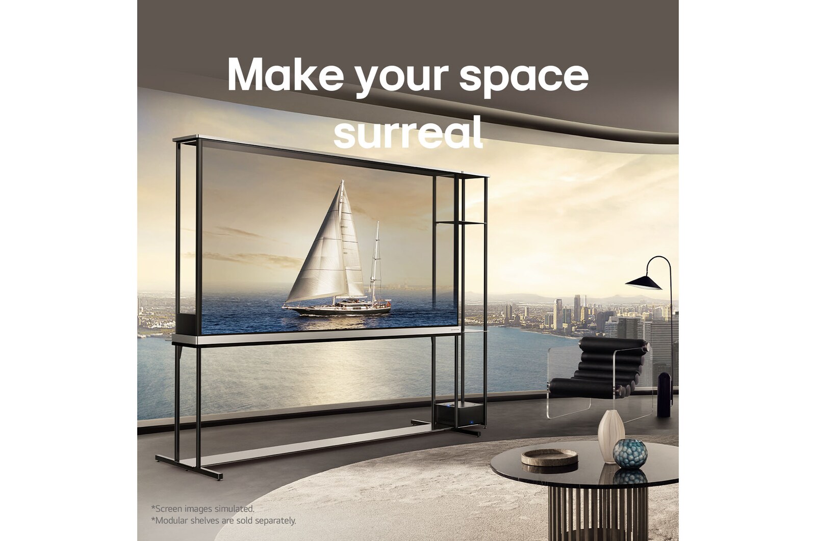在頂層公寓的客廳中，LG Signature OLED T 放置在全景落地窗邊，外面是水邊城市景觀。電視螢幕上顯示著一艘遊艇，但因電視使用透明模式，所以遊艇看起來像是飄浮在外面的水面上一樣。