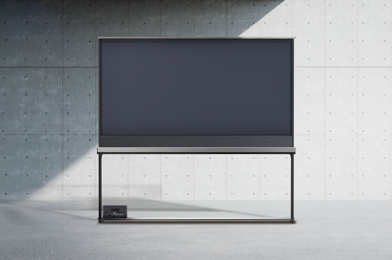LG SIGNATURE OLED T 的後視圖，拉上陰影以顯示黑色背景和 Zero Connect Box 的背面。
