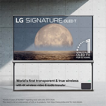 LG SIGNATURE OLED T 正視圖，12 年來世界第一的 OLED 標誌，LG SIGNATURE OLED T 標誌，兩者均嵌在背景上方，背景在透明螢幕上描繪出海岸上方的月亮。Zero Connect Box 具備 4K 120 Hz 無線影音傳輸功能，可連接至電視，並從盒子中發出 Wi-Fi 訊號。
