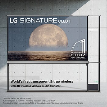 LG SIGNATURE OLED T 正視圖，12 年來世界第一的 OLED 標誌，LG SIGNATURE OLED T 標誌，兩者均嵌在背景上方，背景在透明螢幕上描繪出海岸上方的月亮。具備 4K 120 Hz 無線影音傳輸功能的 Zero Connect Box 連接至放置在附加組合式層架上的電視，Wi-Fi 訊號從盒子中發出。