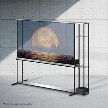LG SIGNATURE OLED T 螢幕略向左傾的側視圖，在透明螢幕上描繪出海岸上方的月亮。具備 4K 120 Hz 無線影音傳輸功能的 Zero Connect Box 連接至放置在附加組合式層架上的電視，WiFi 訊號從盒子中發出。