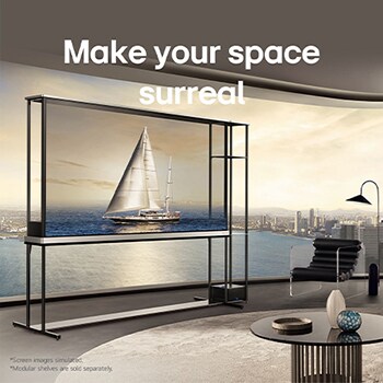 在頂層公寓的客廳中，LG Signature OLED T 放置在全景落地窗邊，外面是水邊城市景觀。電視螢幕上顯示著一艘遊艇，但因電視使用透明模式，所以遊艇看起來像是飄浮在外面的水面上一樣。