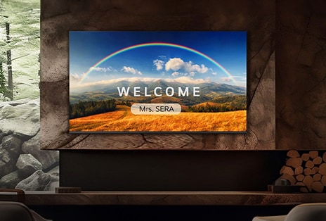 This image depicts the same welcome message on a vacation rental display as seen in the hotel.
