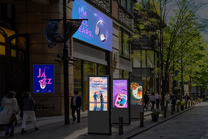 This image features various advertising content, such as music, travel, and beauty, playing on multiple displays.