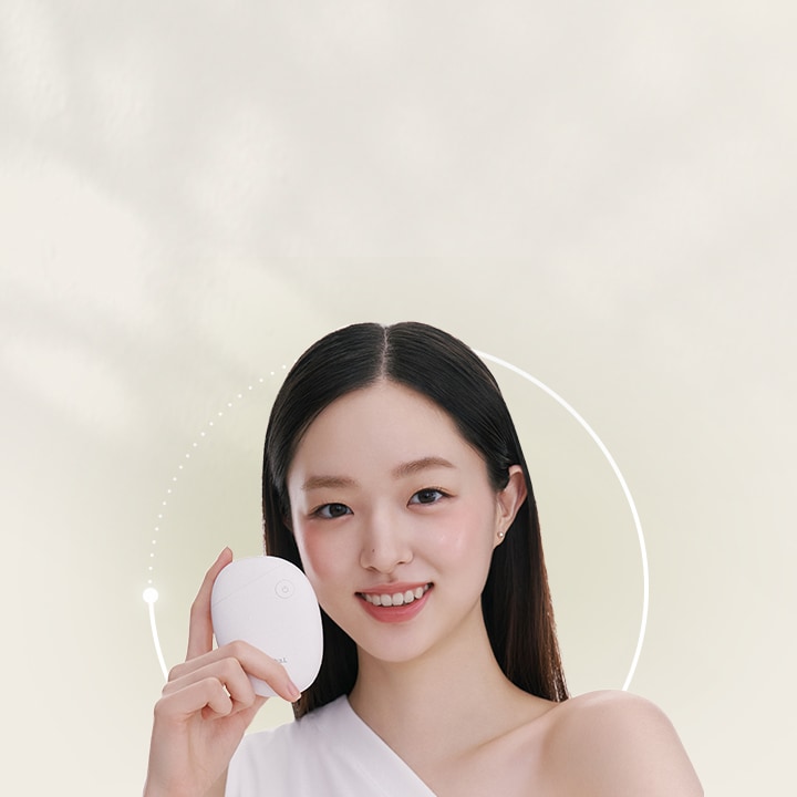 Image of a female model holding the product	