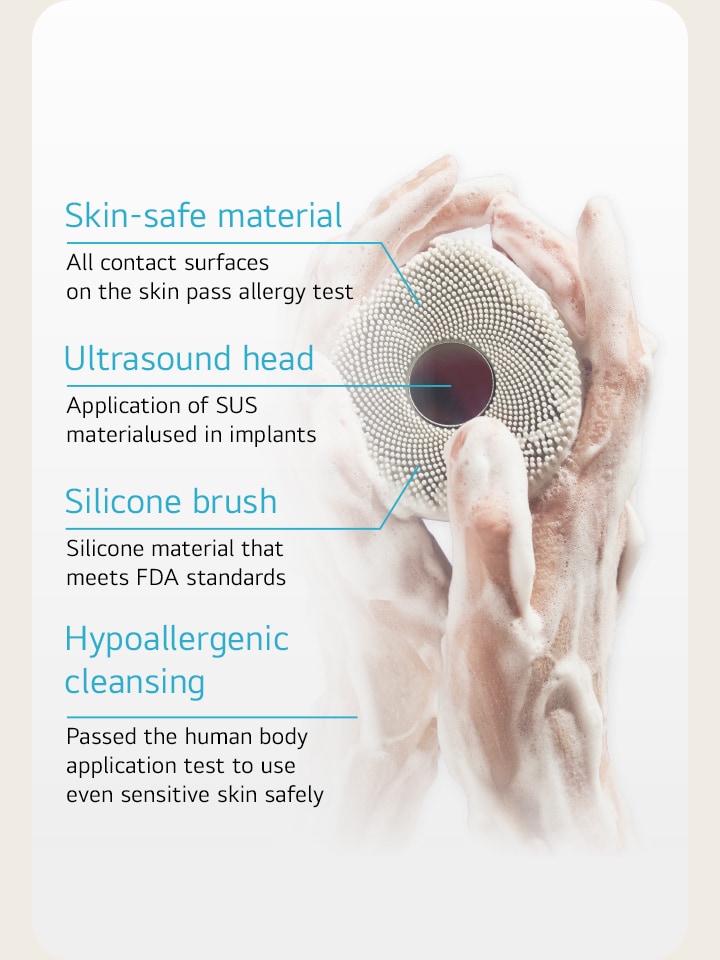 A hand covered with foam holds WashPop, and on the left side of the image, there is an article explaining the function of WashPop.