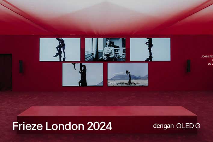 Ruang merah dengan beberapa LG OLED G yang menggambarkan karya seni.