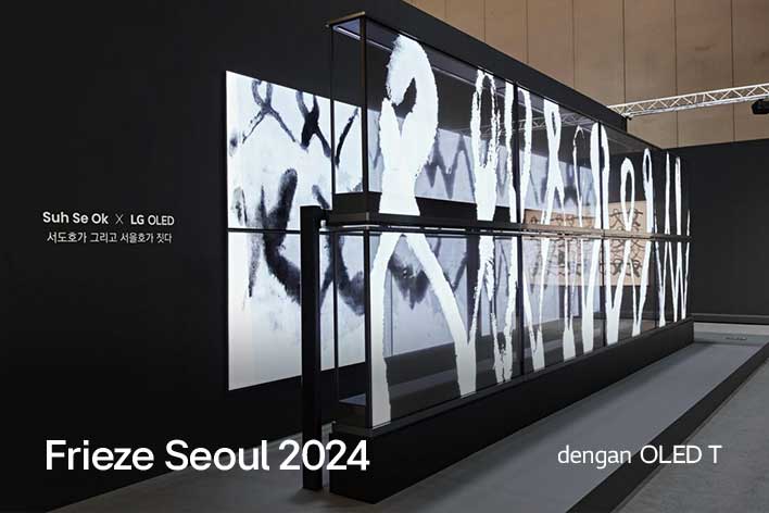 Tampilan dekat layar transparan LG OLED T yang menggambarkan karya seni.