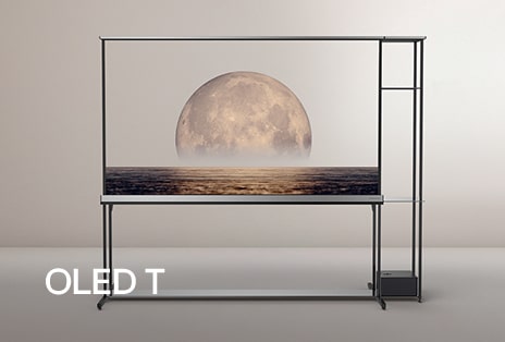 LG SIGNATURE OLED T berdiri di serambi yang menggambarkan latar belakang pada layar transparan. 