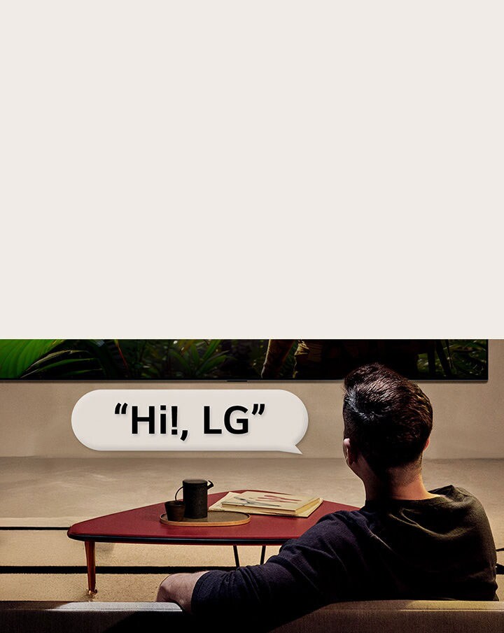 Orang di ruang tamunya. Gelembung ucapan di sekitar mereka menunjukkan bagaimana mereka berinteraksi dengan LG TV mereka hanya dengan mengatakan, Hai LG.
