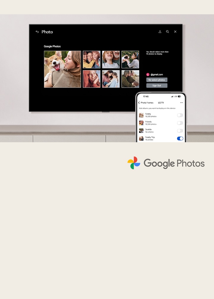 LG TV yang terpasang di dinding dengan ponsel di latar depan. Proses pengaturan Google Photos di LG TV ditampilkan. 